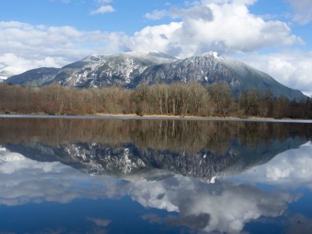 A color image of Mt Si. Reflected on a lake.